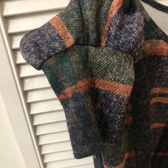 Muted plaid short sweater - Picture 3 of 5